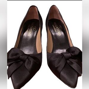 Valentino Garavani pointed toe satin bow pumps in original shoe box